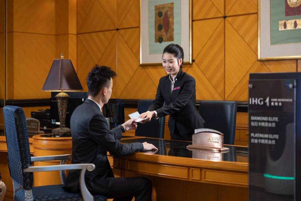 Crowne Plaza Landmark Shenzhen: Border-Close Retreat with Heated Pool Exterior photo